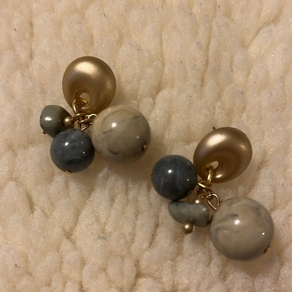 Cute and funky earrings with marble colored round beads and featuring a unique a - Picture 3 of 16